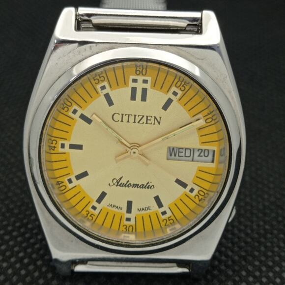 Vintage 1975 Citizen Automatic Mens Silver Watch W/daydate & Yellow accents - Picture 4 of 8